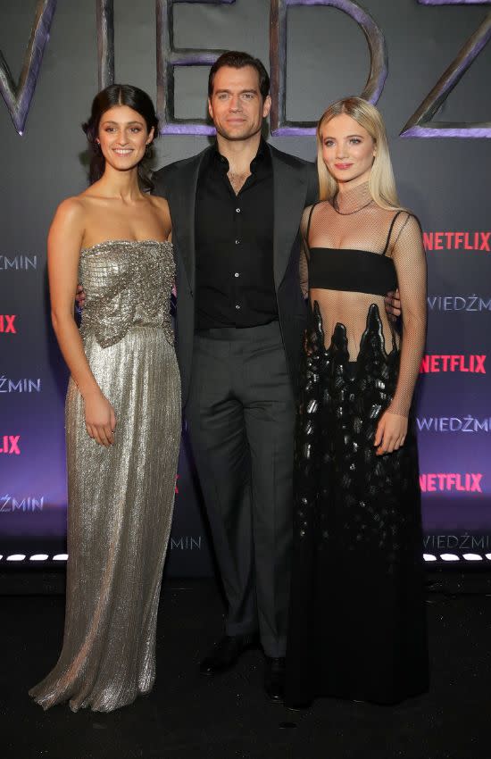 Anya Chalotra, Henry Cavill y Freya Allan