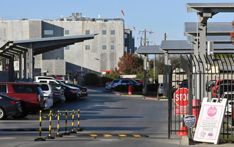 Entrada a la planta de procesamiento avícola de Pitman Family Farms, fotografiada el lunes 20 de noviembre de 2023, en Sanger, California.