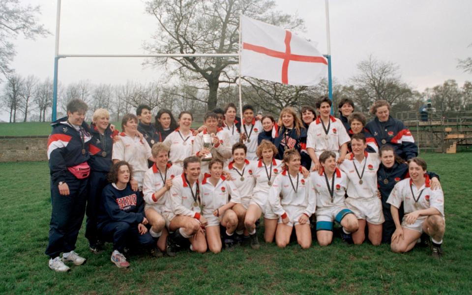 Η νικήτρια ομάδα της Αγγλίας που απεικονίζεται μετά τη νίκη της με 38-23 επί των ΗΠΑ στο Παγκόσμιο Κύπελλο Γυναικών του 1994