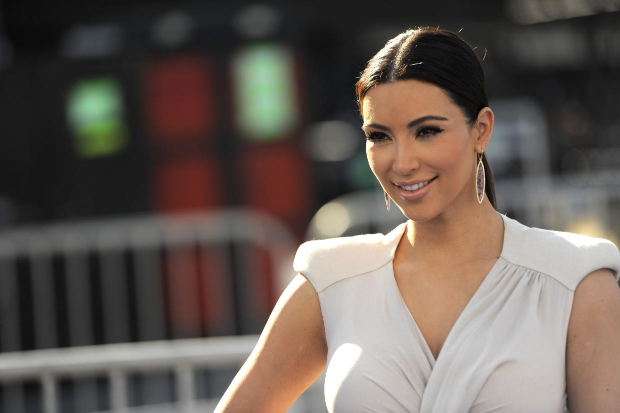 Kim Kardashian llega a la entrega de los premios Do Something el domingo 14 de agosto de 2011 en Los Angeles. Los Nets de Nueva Jersey recibieron su invitación para la boda de Kardashian con el jugador del equipo Kris Humphries y tienen autorización para asistir a ella. (Foto AP/Chris Pizzello)
