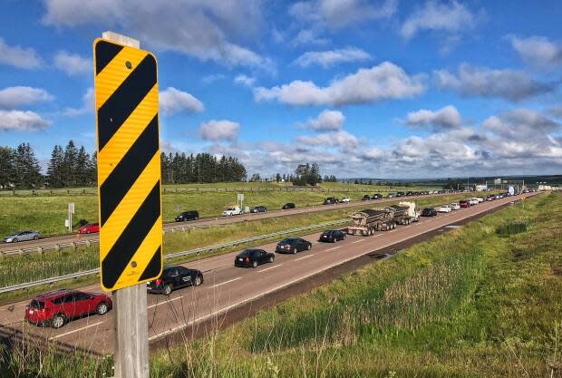 Vehicles line up at the border between New Brunswick and Nova Scotia during last year's Atlantic bubble.   (Brett Ruskin/CBC News file photo - image credit)