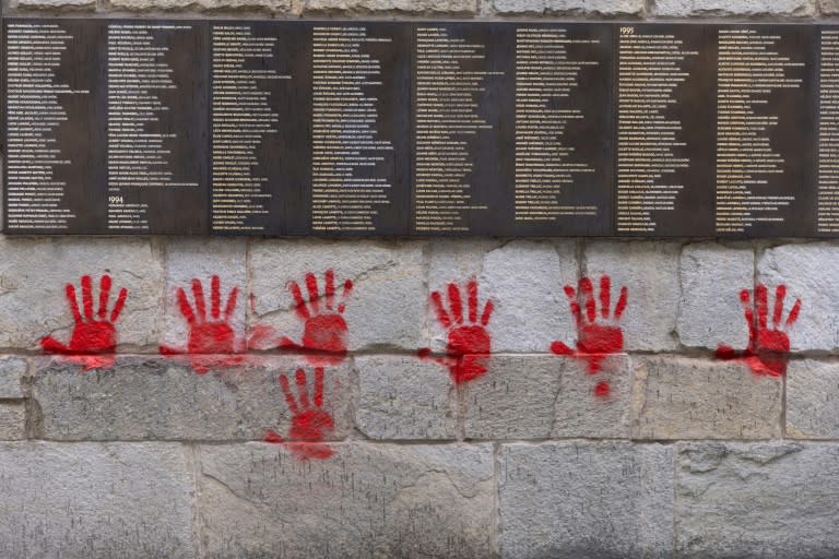 Grafitis de manos rojas en el llamado Muro de los Justos, frente al museo de la Shoah en París (Francia), el 14 de mayo de 2024 (Antonin UTZ)