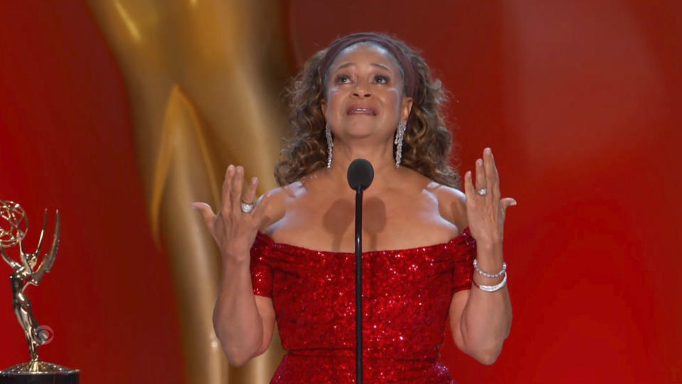 En esta imagen de video emitida por la Academia de la Televisión, Debbie Allen recibe el premio de los gobernadores durante la ceremonia de los premios Emmy, el domingo 19 de septiembre de 2021 en Los Angeles. (Television Academy via AP)