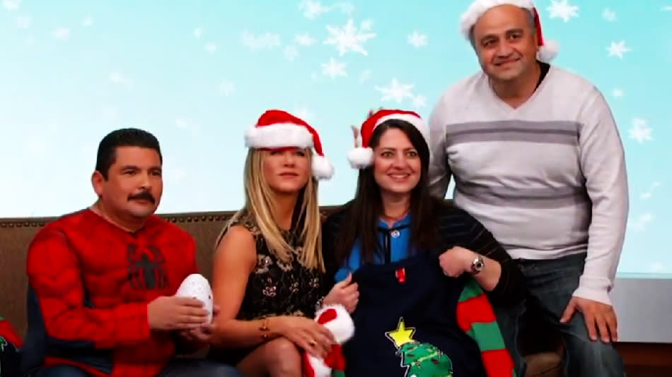 Jennifer Aniston posed for a fan’s holiday card on “Jimmy Kimmel Live,” and we totally wish it was us