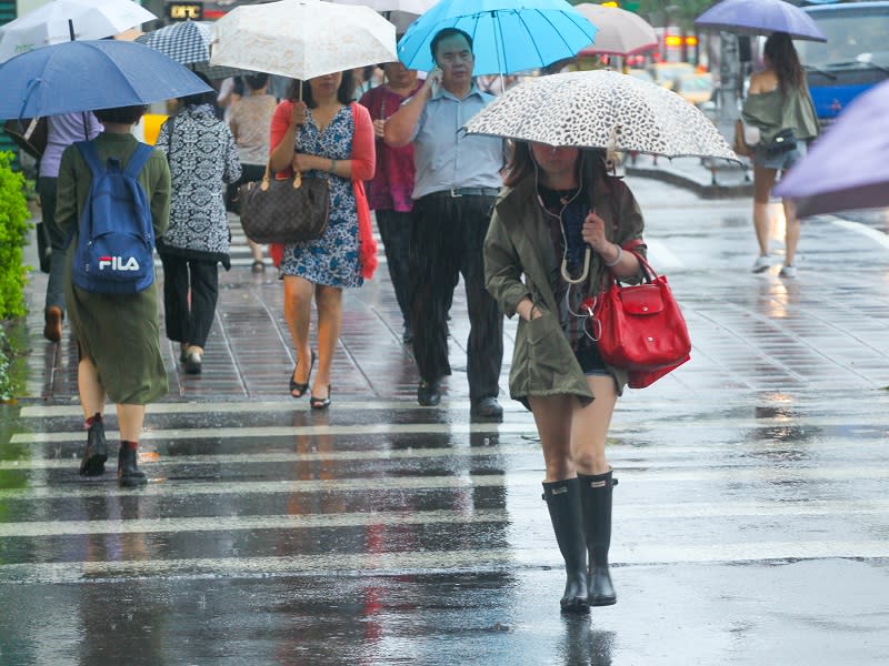 ▲受東北季風影響，全台各地今、明（30）日都陸續出現雨勢。（圖／NOWnews攝影中心）