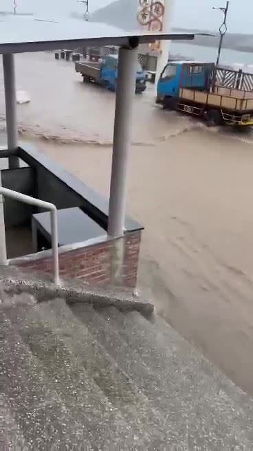 蘭嶼溪水暴漲，泥流淹馬路，成了水鄉澤國。（圖／阿諾本蘭嶼旅遊 提供）