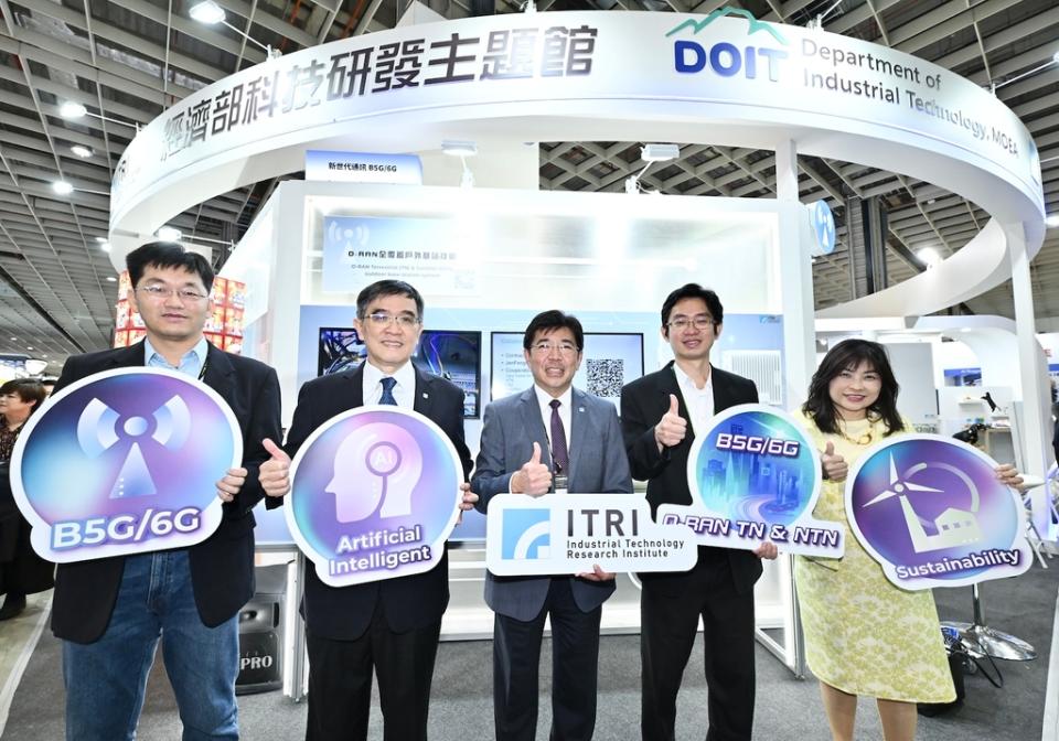 《圖說》工研院參展COMPUTEX，左起為工研院資通所組長許仁源、工研院總營運長兼AI策略長余孝先、工研院院長劉文雄、經濟部產業司簡任技正張能凱、工研院行銷長林佳蓉。（圖／工研院提供）