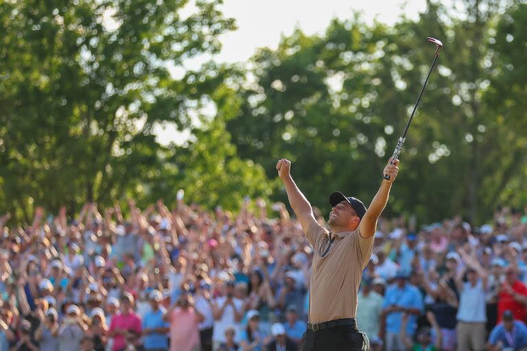 Xander Schauffele, en su hora más feliz; ya acertó el putt del hoyo 18 y celebra el título del PGA Championship en el Valhalla Golf Club