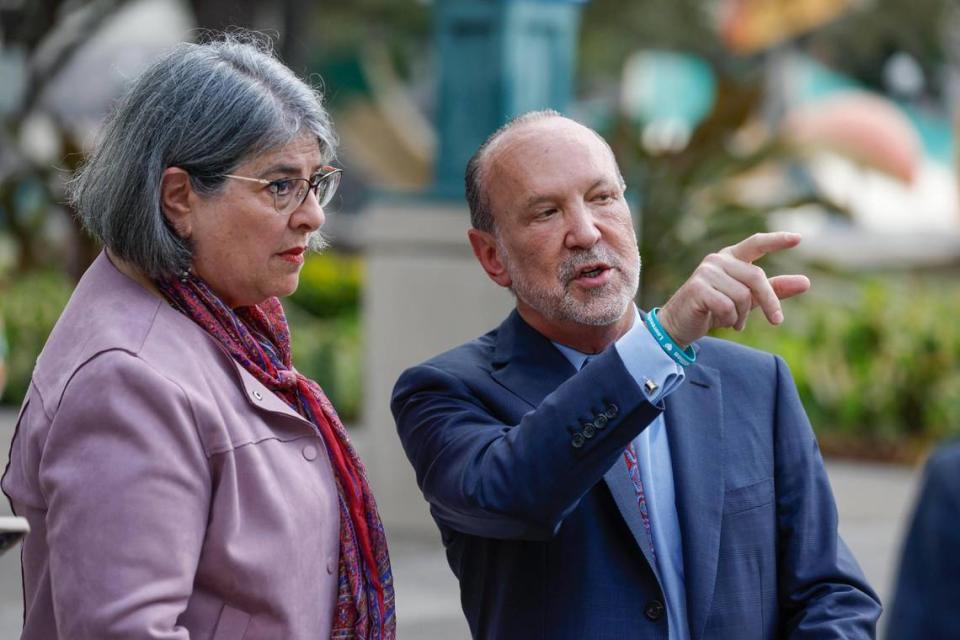 La alcaldesa del Condado Miami-Dade, Daniella Levine Cava, y el presidente del Homeless Trust de Miami, Ron Book, interactúan tras el anuncio de la ayuda financiera que va a proporcionar el Departamento de Vivienda y Desarrollo Urbano para ayudar a los indigentes. La rueda de prensa se celebró en el Stephen Clark Center, donde vive gran parte de la población sin hogar de Miami, el jueves 2 de febrero de 2023.