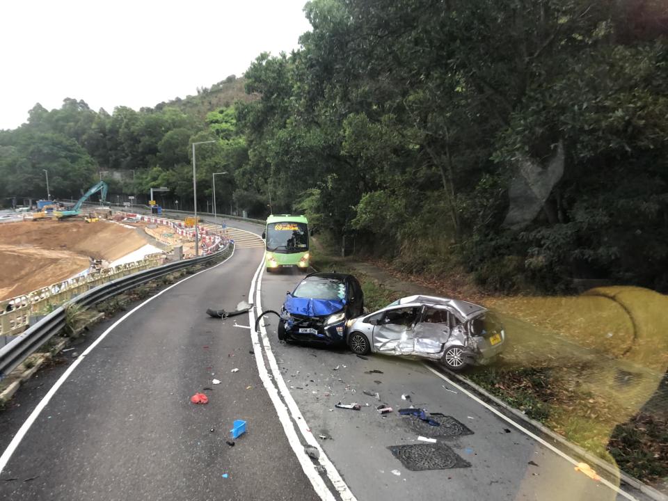 東涌今晨（9日）發生交通意外，上午 6 時許，兩輛私家車在東涌道近石門甲道相撞，導致一男一女司機受傷。（網上圖片）