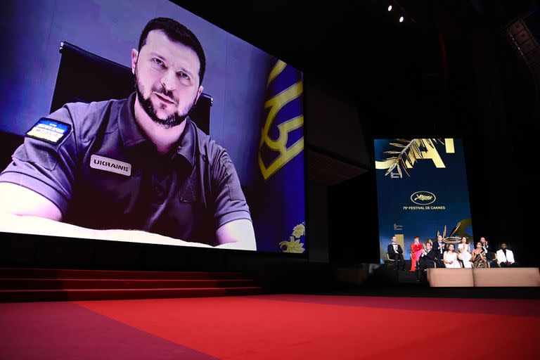 El presidente de Ucrania, Volodymyr Zelenskyy, habla en un video de enlace en vivo durante la ceremonia de apertura del 75º festival anual de cine de Cannes 