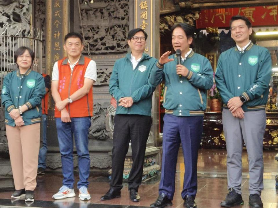 賴清德今天傍晚陪同左營楠梓立委候選人李柏毅至右昌元帥府參拜，以爭取地方仕紳支持，更在現場向民眾們大力推薦李柏毅，以拉抬自家人的聲勢，希望在台灣隊長和立委議員們加持下，守住高雄最關鍵一席。（林雅惠攝）