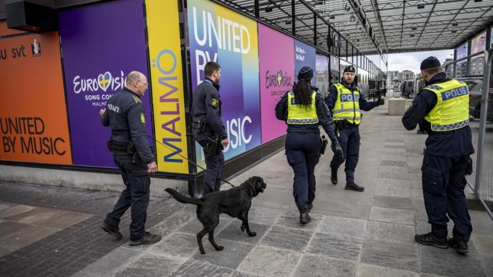 Police with bomb dogs outside Malmö Arena