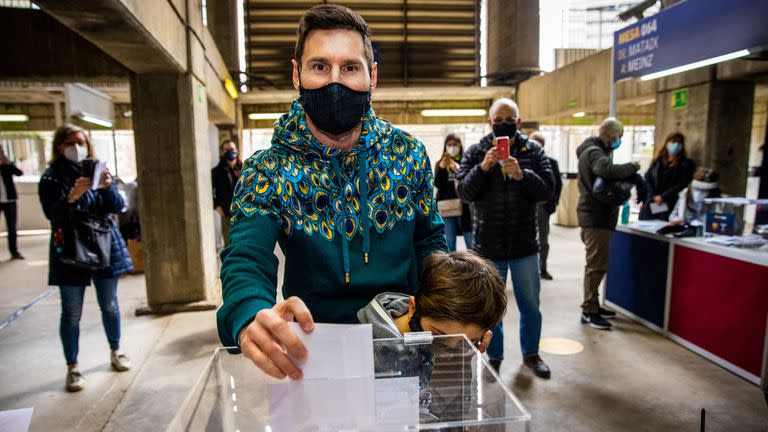 Messi, acompañado por su hijo Thiago, votó por primera vez en las elecciones de Barcelona