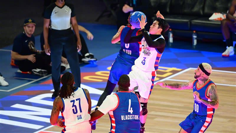 Lors du NBA All-Star Celebrity Game, l'acteur chinois Wang Hedi a marqué 18 points et 3 rebonds.  (Photo/reproduit de NBA Weibo)