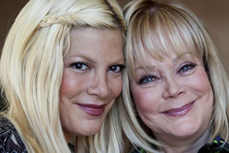 Tori Spelling y su madre, con quien mantiene una compleja relación