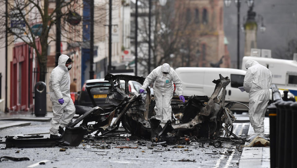 Die Spurensicherung untersucht nach einer Bombenexplosion den Anschlagsort in Londonderry. (Bild: Getty Images)