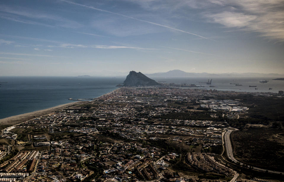 FILE - Aerial view of Gibraltar rock taken from the neighbouring Spanish city of La Linea, on Oct. 17, 2019. British and Spanish foreign ministers are to meet in Brussels on Friday April 12, 2024 in a bid to take a giant leap forward on talks over the status of the disputed territory of Gibraltar following Britain's exit from the European Union. All sides are eager to clinch a deal before European elections in June which could set the clock back. Britain left the European Union in 2020 with the relationship between Gibraltar and the bloc unresolved. (AP Photo/Javier Fergo, File)