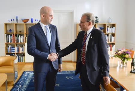 Outgoing Swedish Prime Minister Fredrik Reinfeldt (L) shakes hands with parliament speaker Per Westerberg at Sweden's parliament after handing in his resignation in Stockholm September 15, 2014. REUTERS/Henrik Montgomery/TT News Agency