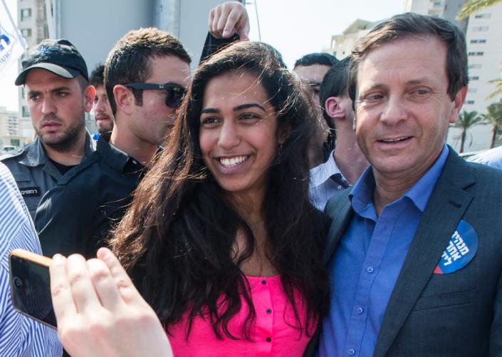 A supporter poses for a picture with Israeli Labor Party leader and co-leader of the Zionist Union list for the upcoming general election, Isaac Herzog (R) (AFP Photo/Jack Guez)