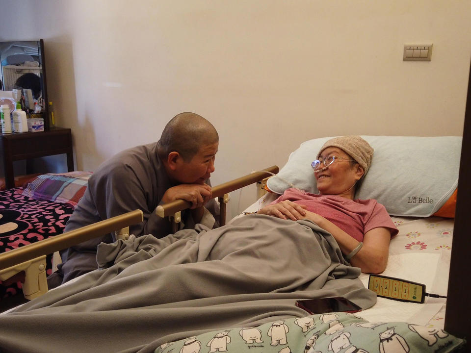 紀錄片《回眸》中末期病人瑤華讓德嘉法師感受最為強烈／照片由大悲學苑提供