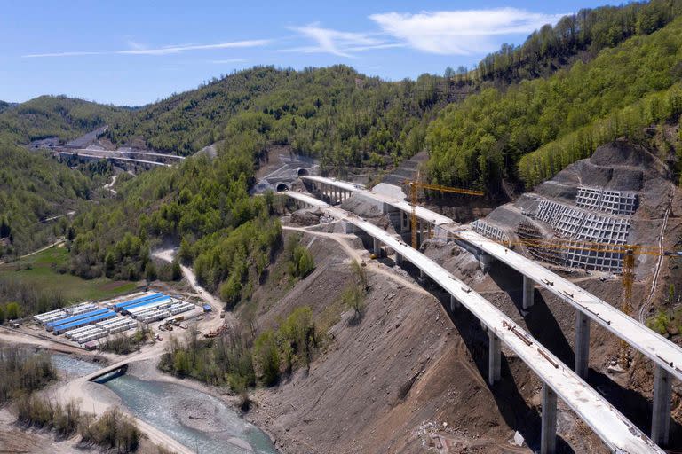 Montenegro construye un autopista que destruye su economía