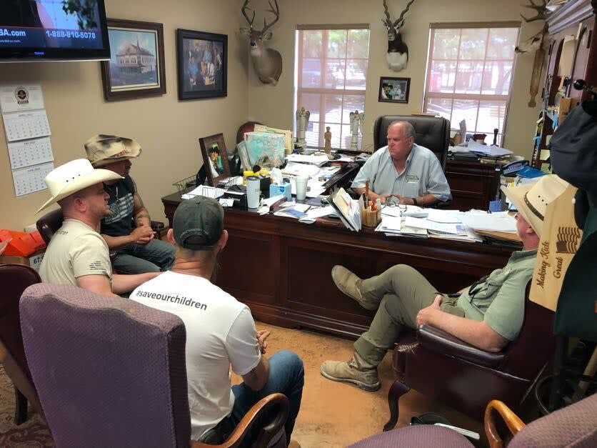 Miembros de Patriots for America se reunieron con el alcalde de Uvalde, Texas, Don McLaughlin, el mes pasado.