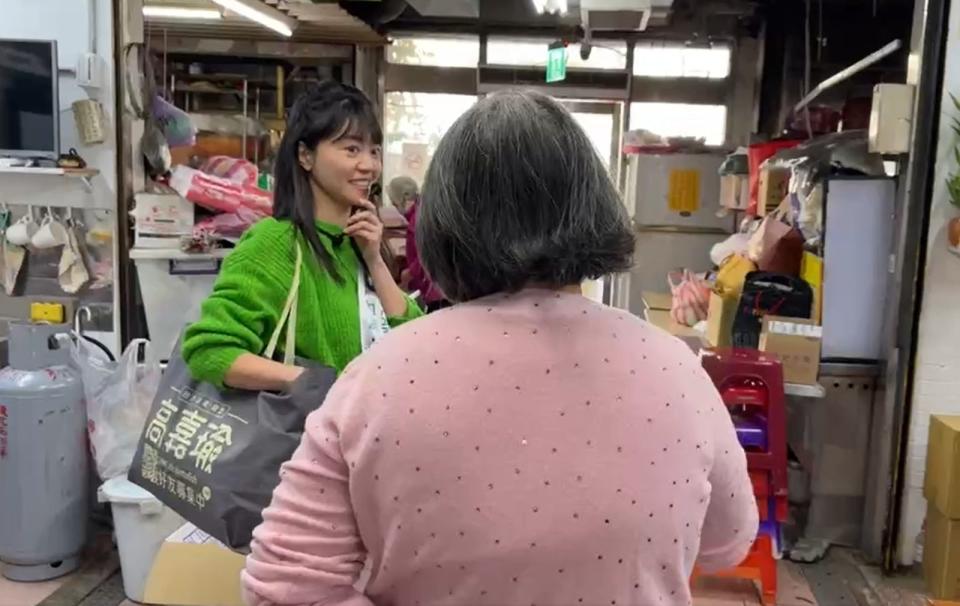 高嘉瑜市場拜票巧遇對手李彥秀媽媽，雙方在市場內吵了約2分鐘。（翻攝自高嘉瑜臉書）