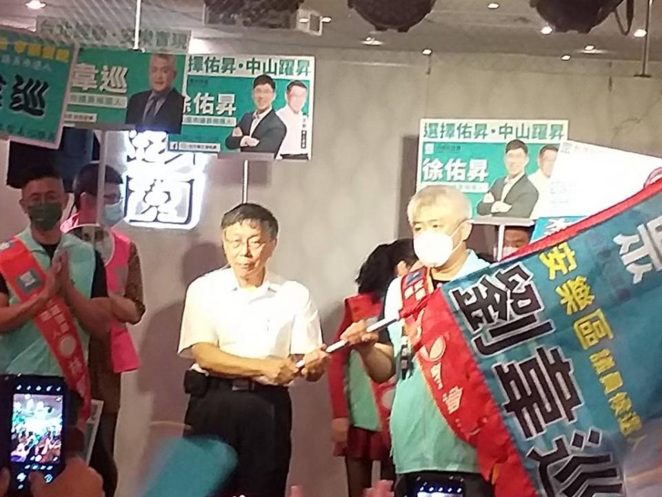 民眾黨主席柯文哲為提名參選的五位市議員侯選人披掛彩帶並授戰旗。（記者郭基生攝）