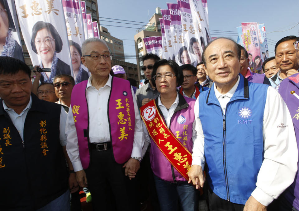 王金平（右）在中南部縣市整合幫了大忙，與吳敦義（左二）關係也明顯回溫。攝影／郭晉瑋