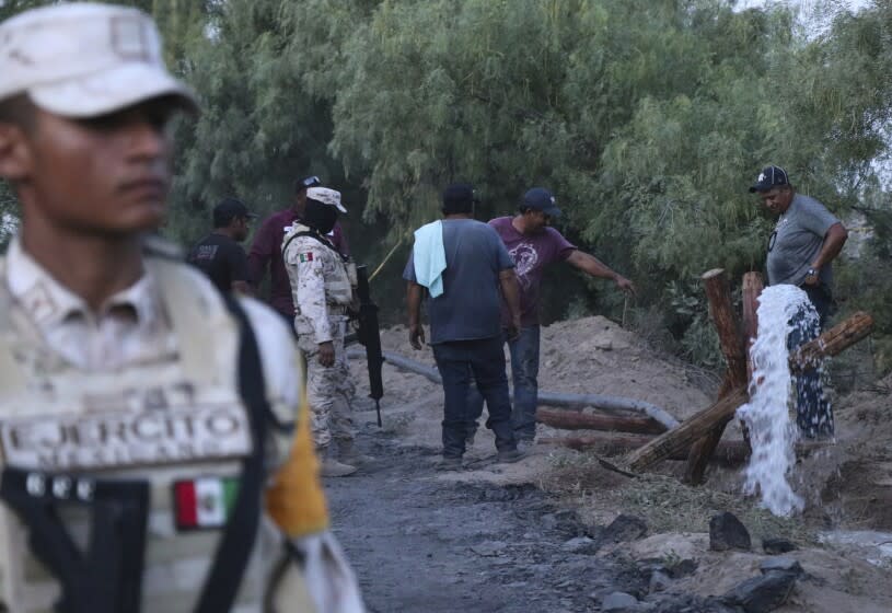 Voluntarios drenan agua de una mina de carbón inundada y colapsada donde varios mineros quedaron atrapados el jueves 4 de agosto de 2022 en Sabinas, en el estado mexicano de Coahuila. (AP Foto/Alfredo Lara)