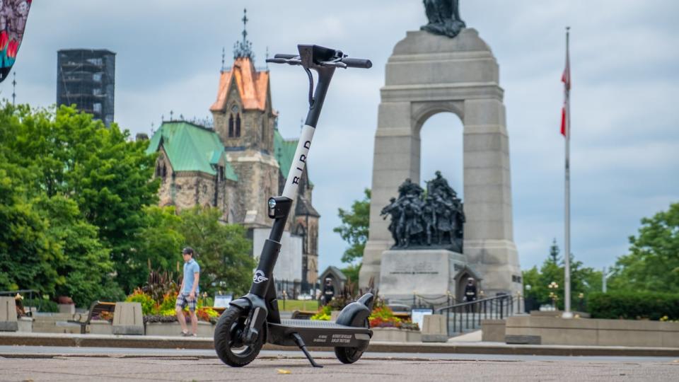 E-scooters are not allowed on sidewalks and must stay under 50 km/h. Riders are encouraged to wear helmets to prevent serious injury. 