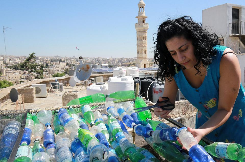 Esta mujer convierte la basura en arte para concienciar sobre los plásticos