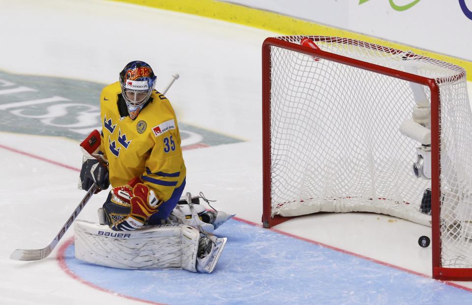 Sweden's goalie Oscar Dansk looks back at the puck after giving up a goal to Finland during the first period of their IIHF World Junior Championship gold medal ice hockey game in Malmo, Sweden, January 5, 2014. REUTERS/Alexander Demianchuk (SWEDEN - Tags: SPORT ICE HOCKEY)