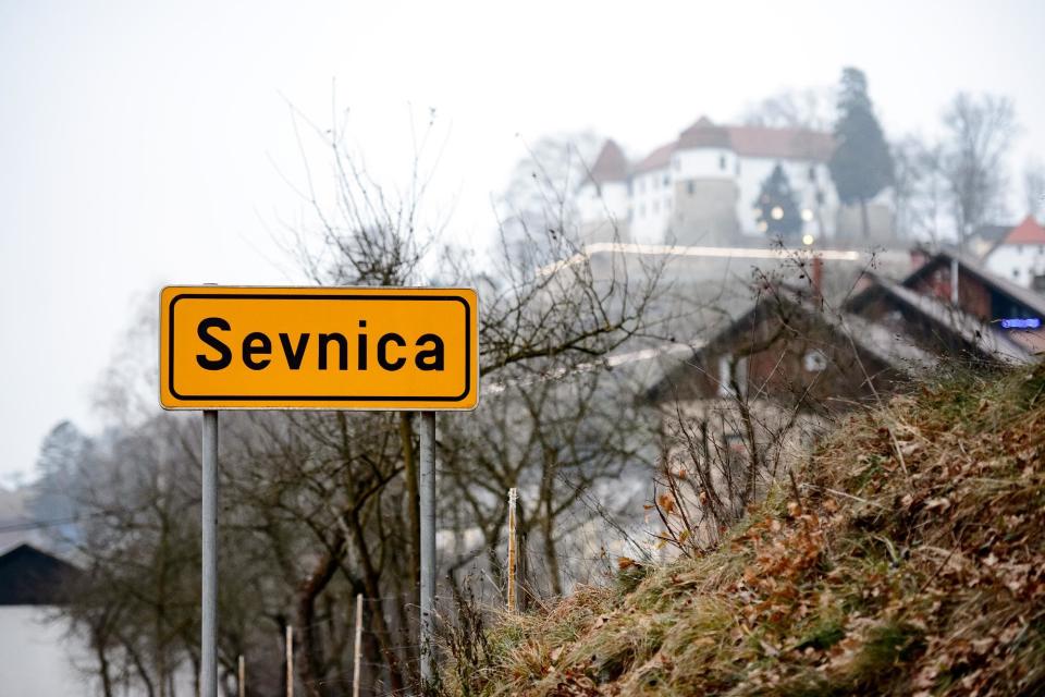 Un letrero indica la entrada a Sevnica en Eslovenia, el 20 de diciembre de 2016 (AFP | Jure Makovec)