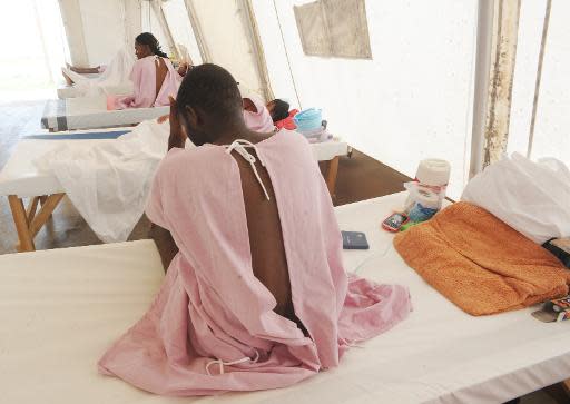 Pacientes enfermos de cólera descansan en una instalación de Médicos sin Fronteras el 1 de junio de 2011 en Puerto Príncipe, Haití (AFP/Archivos | Thony Belizaire)