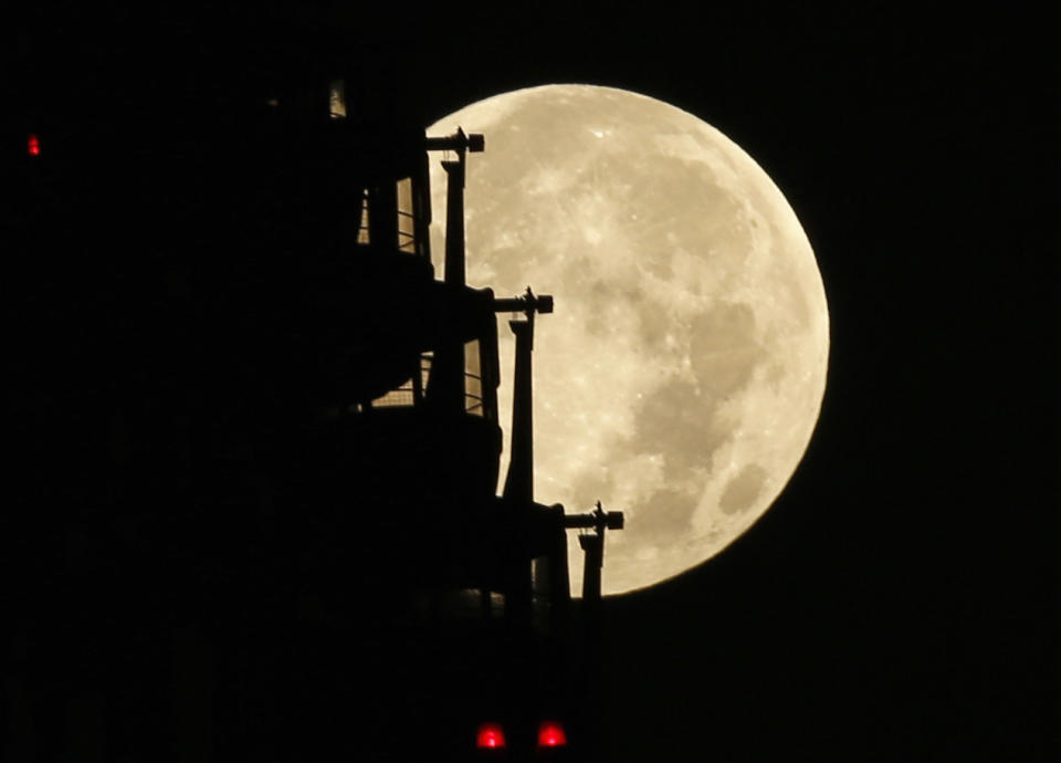 'Supermoon' seen around the world