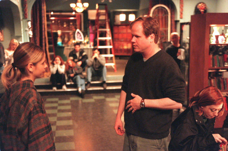 Joss Whedon directs&nbsp;Sarah Michelle Gellar on the set of "Buffy the Vampire Slayer" in 2001. (Photo: Robert Gauthier via Getty Images)