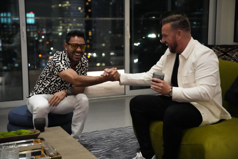 Marco Fabián and Jamie O'Hara during a scene on Love Undercover. (Casey Durkin/PEACOCK)