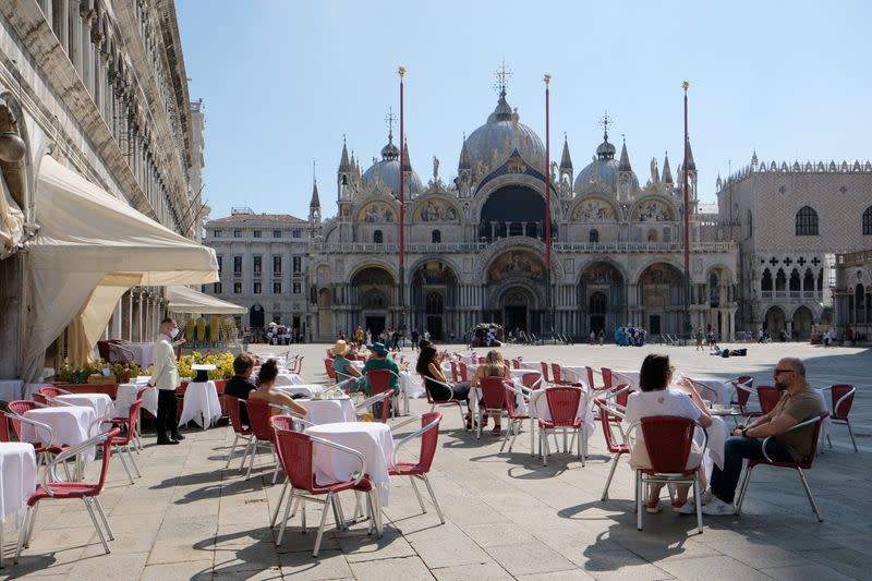 FOTO DE ARCHIVO: LosCaffe Quadri en la Plaza de San Marcos, en Venecia