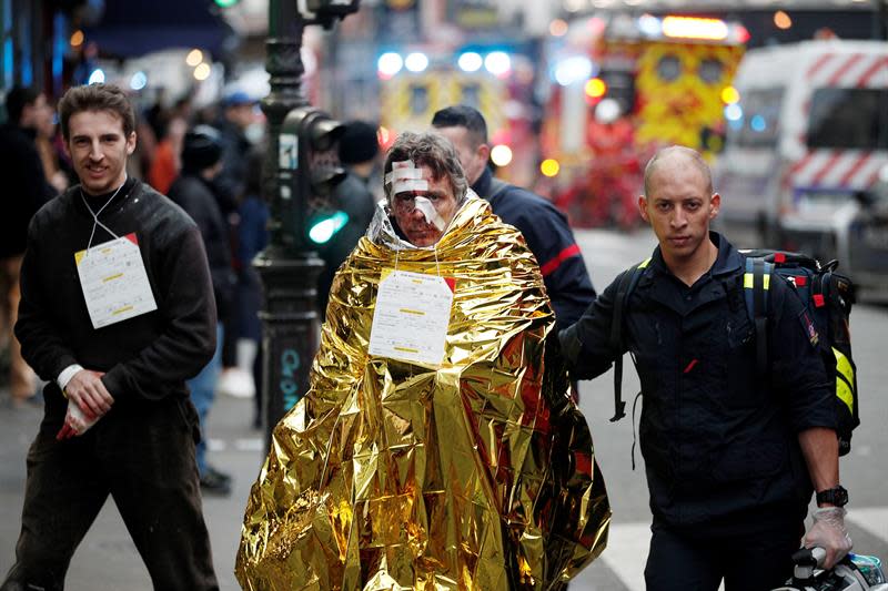 Personal de emergencia ayuda a varios de los heridos en la explosión de una panadería hoy, 12 de enero, en el centro de París. EFE