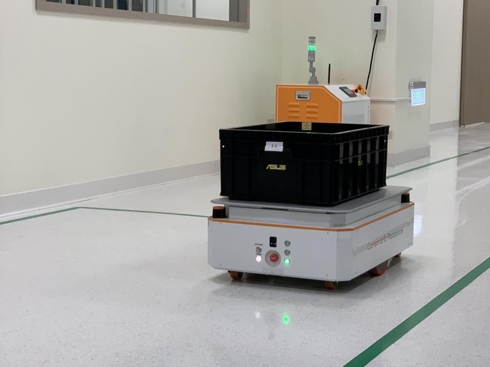 華碩智慧工廠透過主自動搬運機器人完成物料運送。圖／記者呂俊儀攝