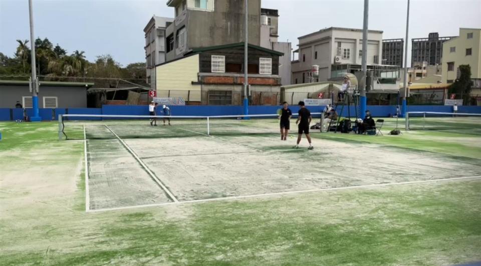 全中運在竹東的網球場地因鋪沙的問題，已導致兩名選手受傷。（圖／翻攝畫面）