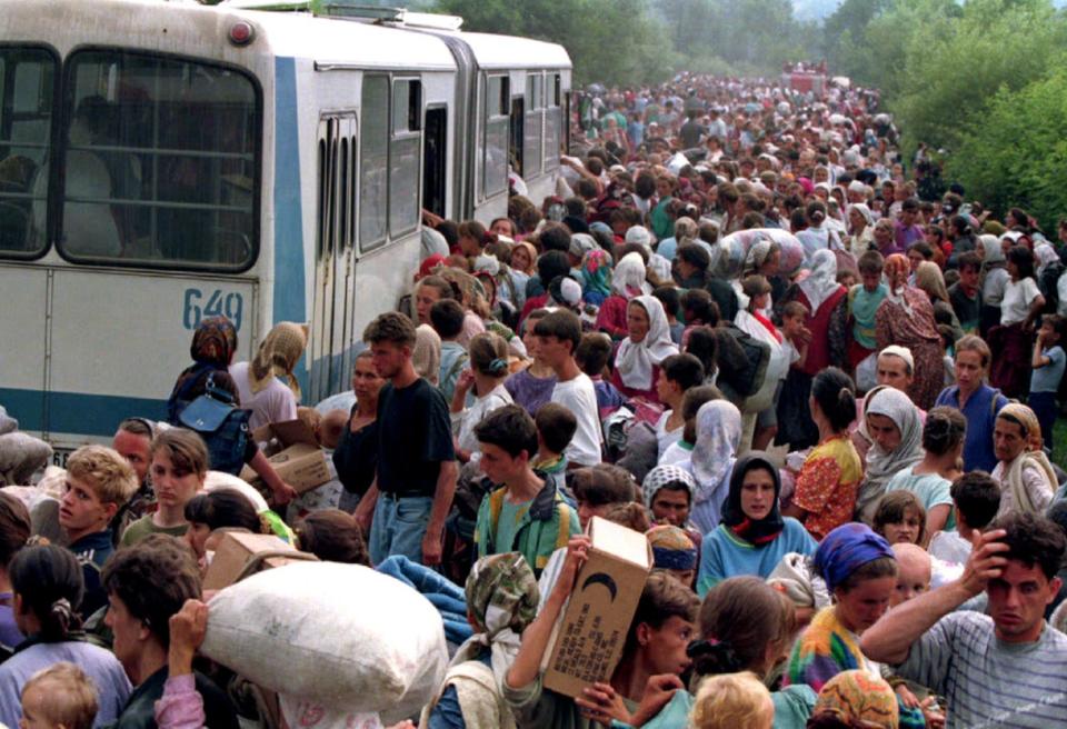 <p>Alrededor de 10.000 refugiados provenientes de Srebrenica intentan subir a unos autobuses en el campamento situado junto a la base de Naciones Unidas en el aeropuerto de Tuzla, en julio de 1995. (Foto: Wade Goddard / Reuters). </p>