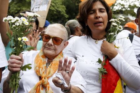 Supporters of jailed opposition leader Leopoldo Lopez cry while they pray, during a gathering to show support outside the courthouse during his trial in Caracas September 10, 2015. REUTERS/Carlos Garcia Rawlins