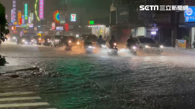 永康區馬路成了水路，車輛經過濺起水花。（圖／翻攝畫面）