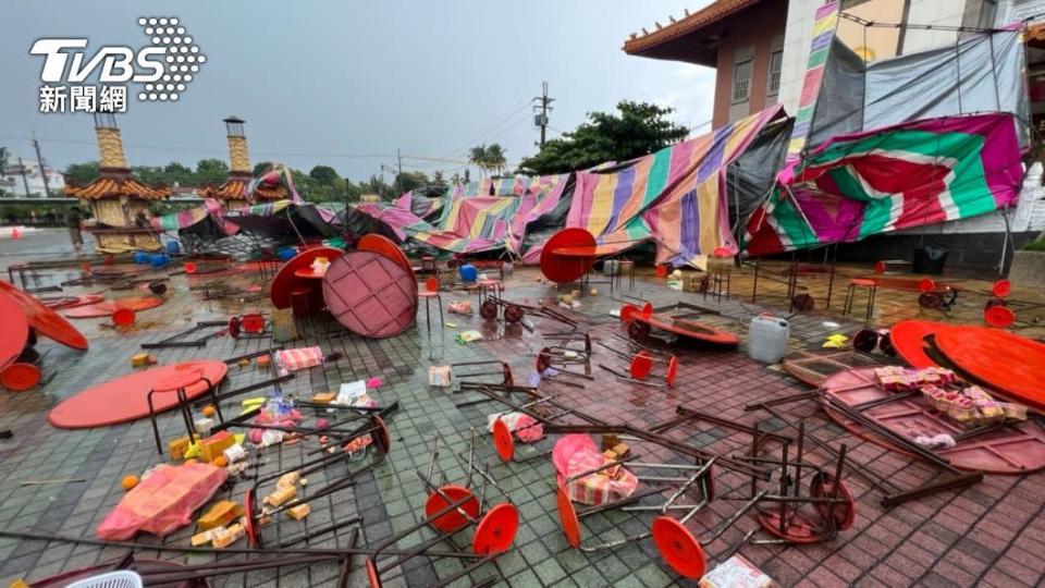 屏東里港颳怪風導致普渡法會棚架倒塌。（圖／TVBS）