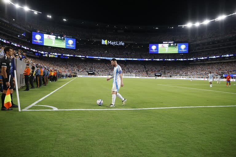 Messi se dirige a patear un tiro de esquina; cerca del final estuvo a punto de anotar un gol olímpico, y de un córner suyo surgió el tanto del triunfo