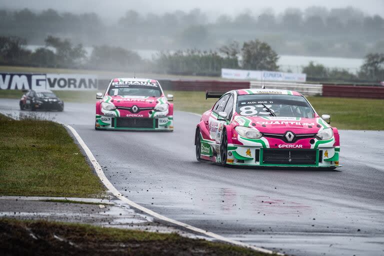 Facundo Aldrighetti al frente, perseguido por el campeón Leonel Pernía; el piloto rionegrino, de 26 años, logró su primera victoria en el TC2000