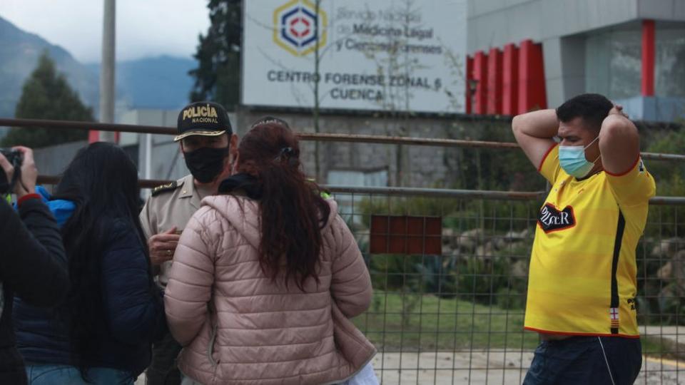 Familiares de presos esperan noticias en el Centro forense de Cuenca